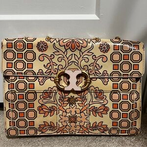 Beautiful Tory Burch Gemini Link Large Shoulder Bag with gold chain